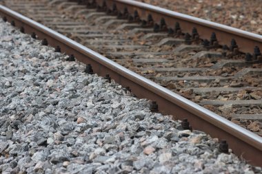 Demiryolu, çelik raylar ve taş dolgulu beton yataklar.. 
