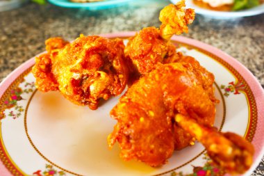 pişen tavuk budu kadar yakın