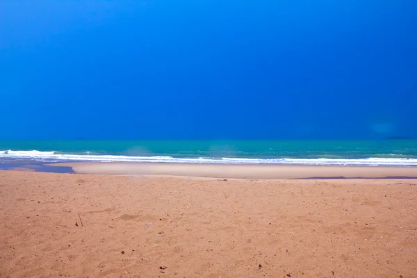 Вид на красивый тропический пустой песчаный пляж — стоковое фото