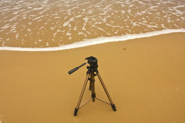 Трипод камеры с естественным фоном на песке — стоковое фото