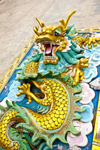 Dragon chinois doré — Photo