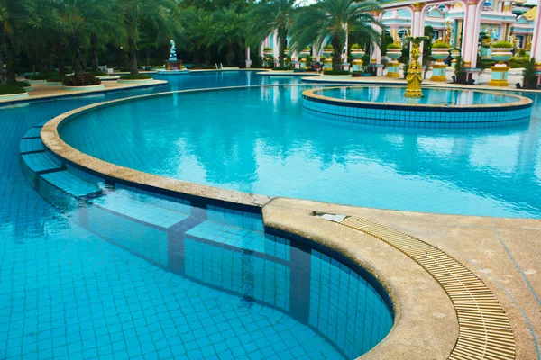 Hermosa piscina al aire libre — Foto de Stock