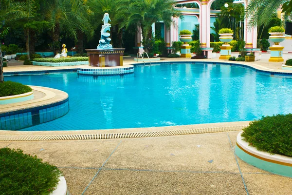 Hermosa piscina al aire libre — Foto de Stock