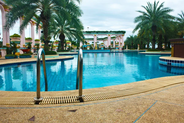 Hermosa piscina al aire libre — Foto de Stock