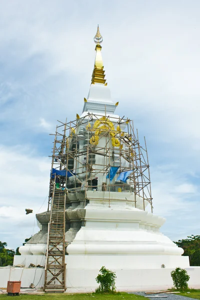 Histórica estupa roja en Tailandia, contra el cielo azul — Foto de Stock