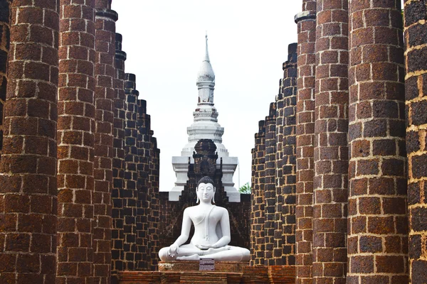 Boeddhabeelden bij de tempel van wat yai chai mongkol — Stockfoto