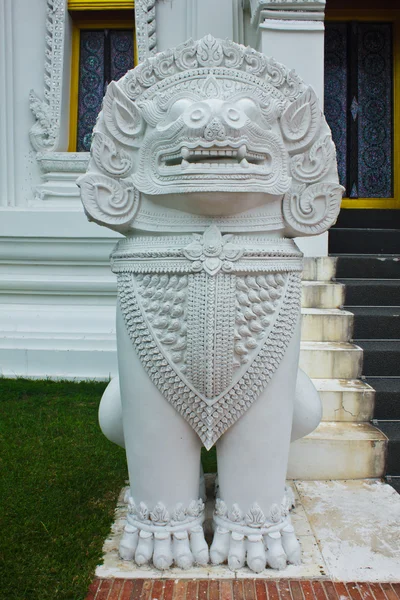 Statue en or sculptée au temple, Thaïlande . — Photo