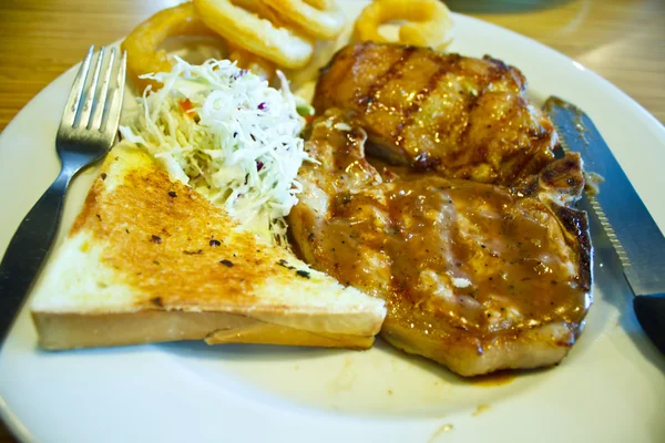 Steak grillé sur une assiette — Photo