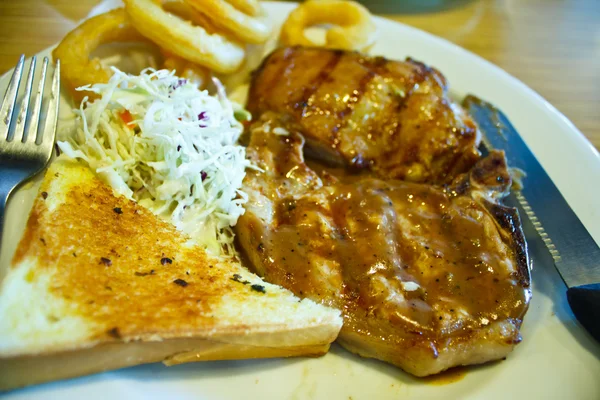 Steak grillé sur une assiette — Photo