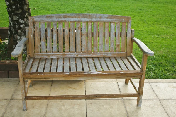Cadeira de jardim de metal no belo jardim — Fotografia de Stock