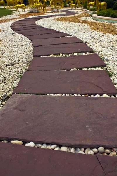 Rode stenen geplaveide wegen in het park — Stockfoto