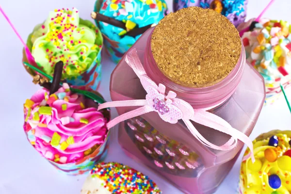 Färgglada av cupcake med flaska — Stockfoto
