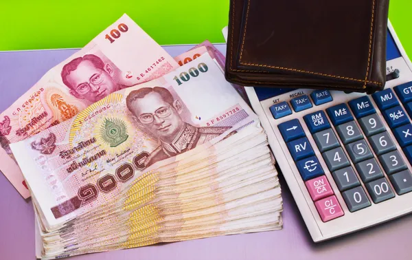 Närbild på 1000 baht sedlar och kalkylator på anteckningsbok — Stockfoto