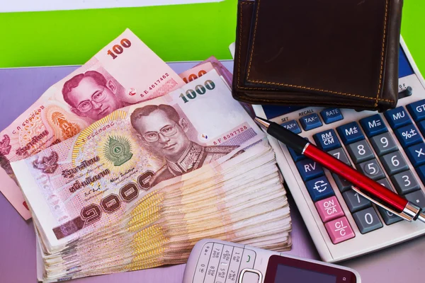 Nahaufnahme von 1000-Baht-Banknoten und Taschenrechner im Notizbuch — Stockfoto
