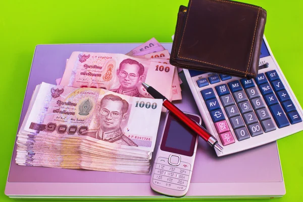 Cierre de billetes de 1000 baht y calculadora en libreta — Foto de Stock