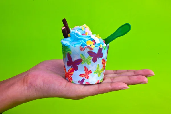 Colorato di Cupcake sulla mano delle donne — Foto Stock