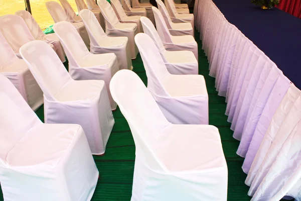 Židle pro svatební hostinu — Stock fotografie
