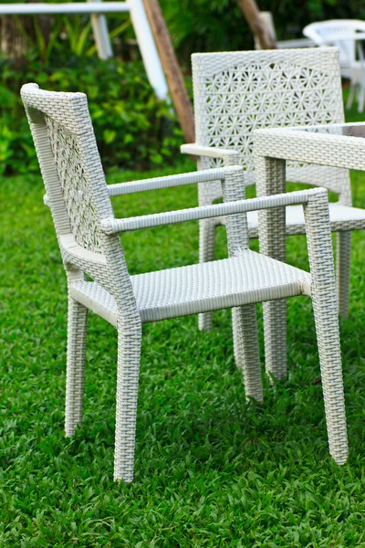 Cadeira bonita no jardim — Fotografia de Stock