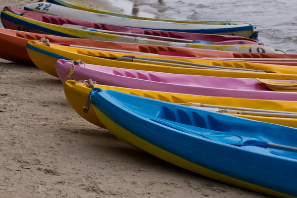 Colourful kayaks on the beach — Stock Photo, Image