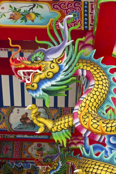 Goldener chinesischer Drache um rote Stange gewickelt — Stockfoto