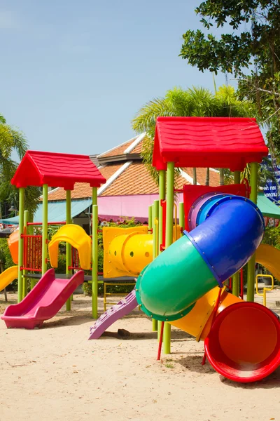 色彩缤纷的儿童游乐场设备 — 图库照片