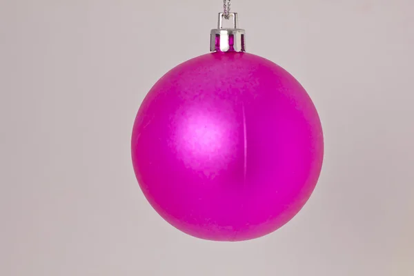 Noel kavramı üzerinde beyaz baubles ile — Stok fotoğraf