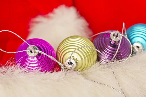 Kerstmis concept met kerstballen op wit — Stockfoto
