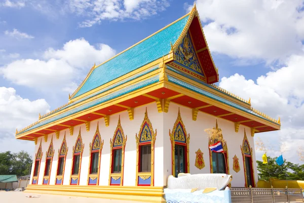 Chrám v Thajsku na pozadí modré oblohy — Stock fotografie