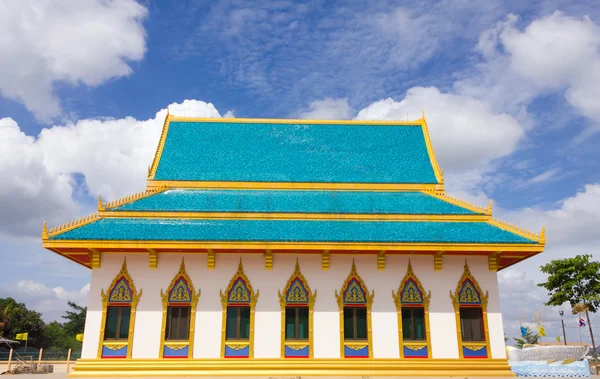 Temple en Thaïlande sur le fond bleu ciel — Photo