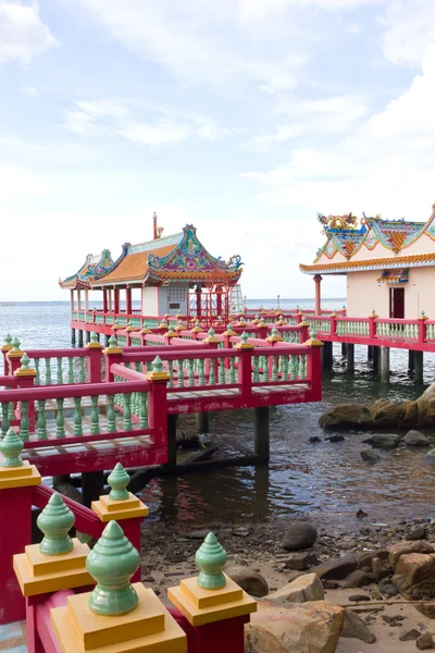 Pabellón de estilo chino en la costa — Foto de Stock
