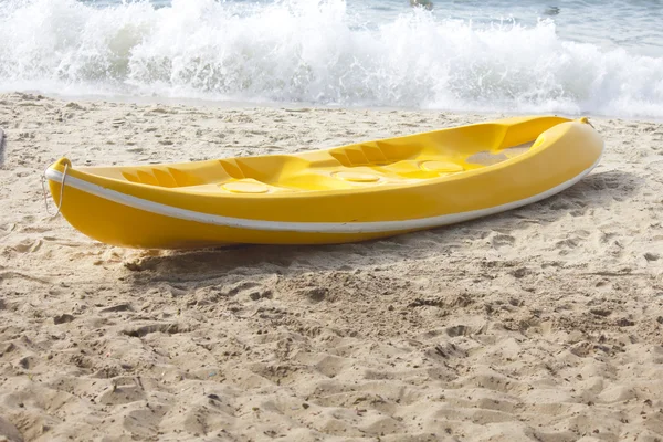 Kayak kuning tunggal di pantai . — Stok Foto