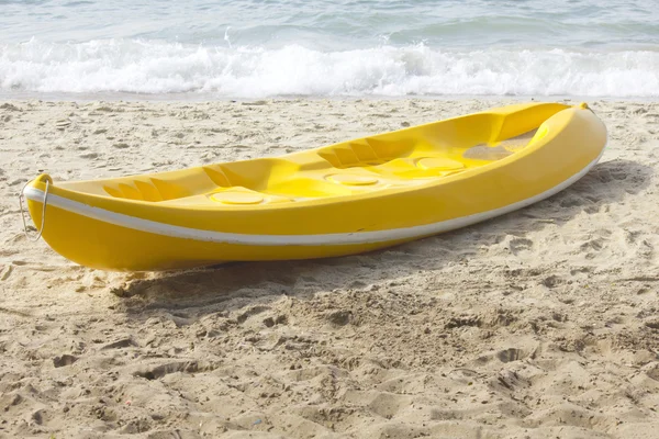 Enda gul kajak på stranden. — Stockfoto