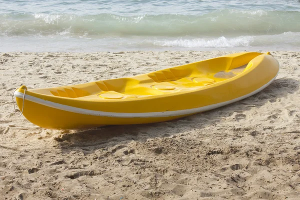 Enda gul kajak på stranden. — Stockfoto