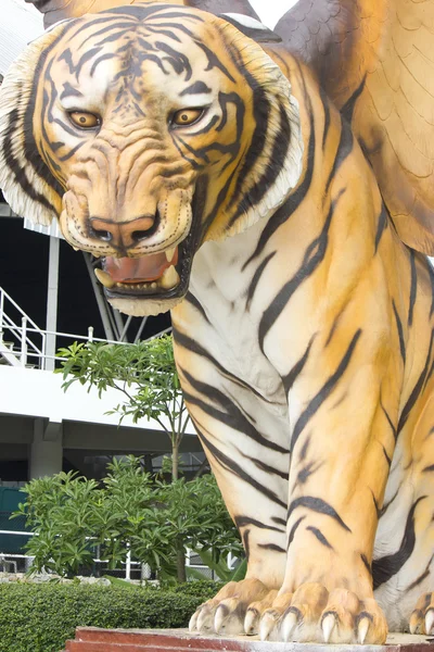 Gran estatua de tigre en el parque histórico de Chonburi — Foto de Stock