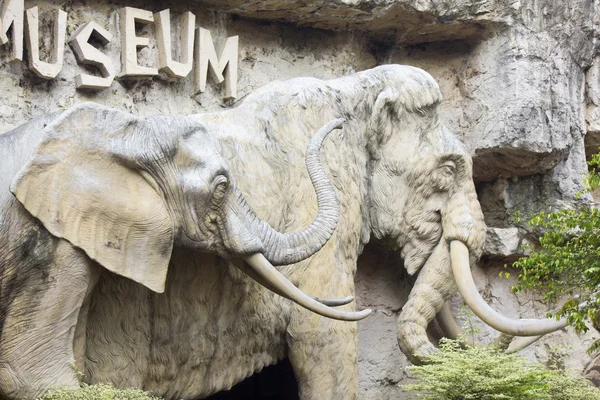 Estatua de elefante en el parque histórico de Chonburi Tailandia —  Fotos de Stock