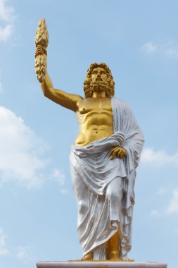 Mavi gökyüzü arka plan ile antik Roma askerinin taş oyma