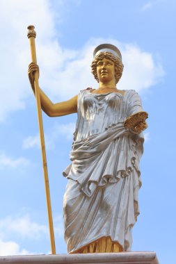 Mavi gökyüzü arka plan ile antik Roma askerinin taş oyma