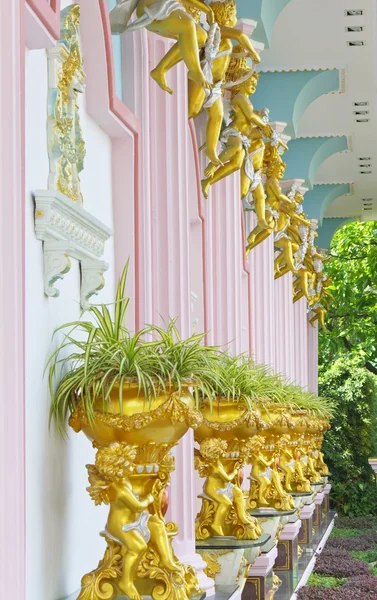 Beautiful plaster cherub detail with gold leaf scallop and oak l — Stock Photo, Image