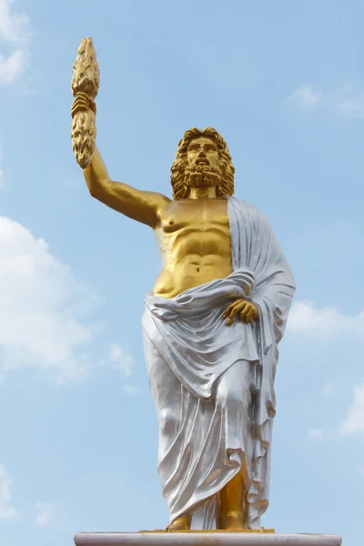 Escultura em pedra do antigo soldado romano com fundo azul do céu — Fotografia de Stock