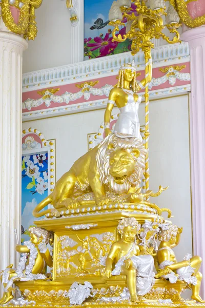 Beautiful plaster cherub detail with gold leaf scallop and oak l — Stock Photo, Image