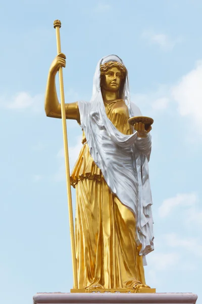 Scultura in pietra di antico soldato romano con sfondo cielo blu — Foto Stock