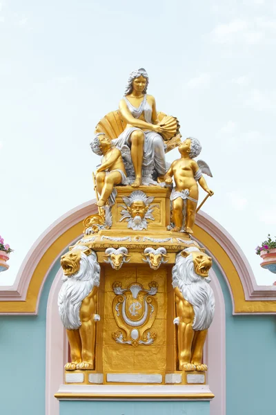 Scultura in pietra di antico soldato romano con sfondo cielo blu — Foto Stock