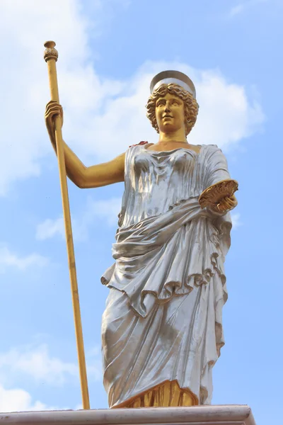 Tallado en piedra de antiguo soldado romano con fondo de cielo azul — Foto de Stock