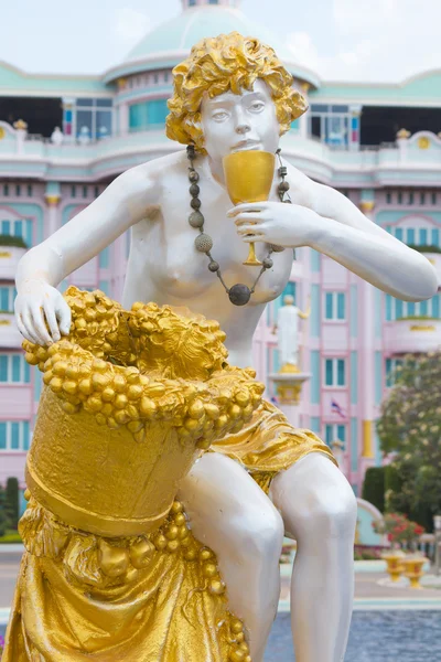 Escultura em pedra do antigo soldado romano com fundo azul do céu — Fotografia de Stock