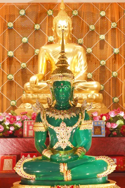 Die smaragdgrüne Buddha-Attrappe und das Gold — Stockfoto