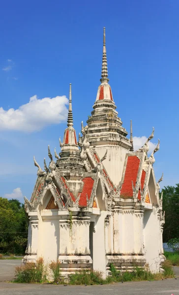 Templo em tailândia no céu azul textura fundo . — Fotografia de Stock