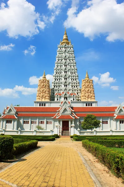 Templo en Tailandia en el fondo de textura del cielo azul . — Foto de Stock
