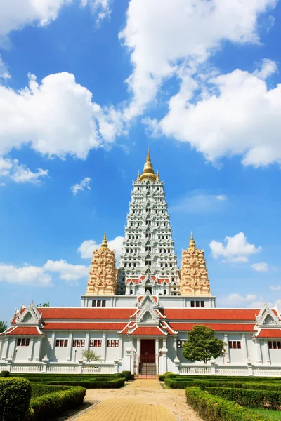 Temple in thailand on the blue sky texture background. — Stock Photo, Image