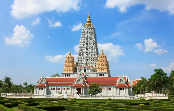 Templo en Tailandia en el fondo de textura del cielo azul . —  Fotos de Stock