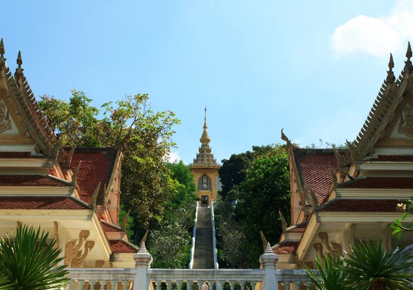 Храм в Таиланде на фоне синего неба текстуры . — стоковое фото
